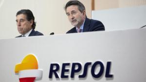 El consejero delegado de Repsol, Josu Jon Imaz (D), durante la Junta General de Accionistas de Repsol, en el Palacio Municipal de Congresos, a 30 de mayo de 2025, en Madrid (España). Durante el encuentro, se ha votado el abono de dos dividendos de 0,5 eur
