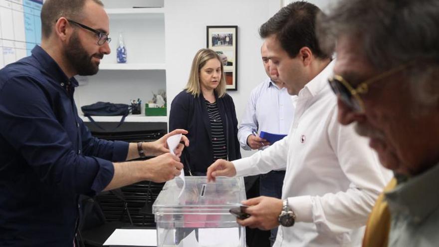 Un afiliado vota en la mesa instalada en la sede regional del PP, en Oviedo.