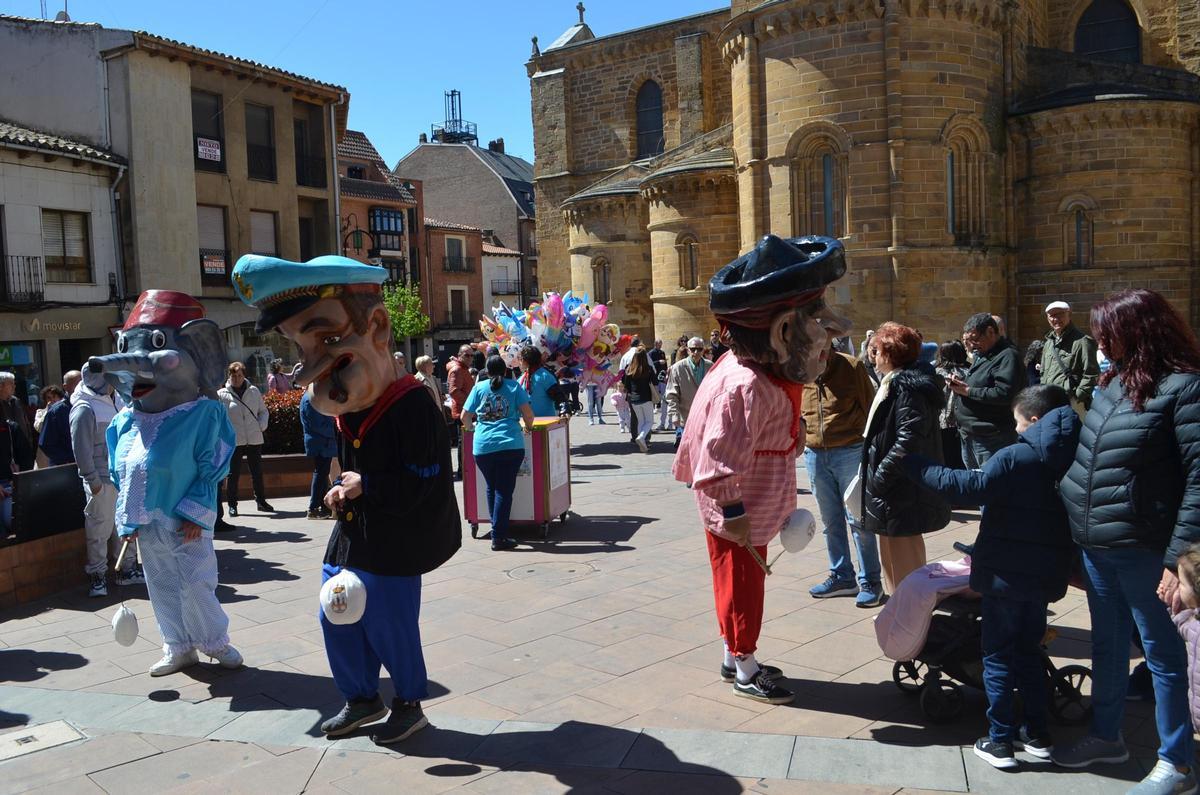 El grupo de Gigantes, llegando a la Plaza de Santa María.