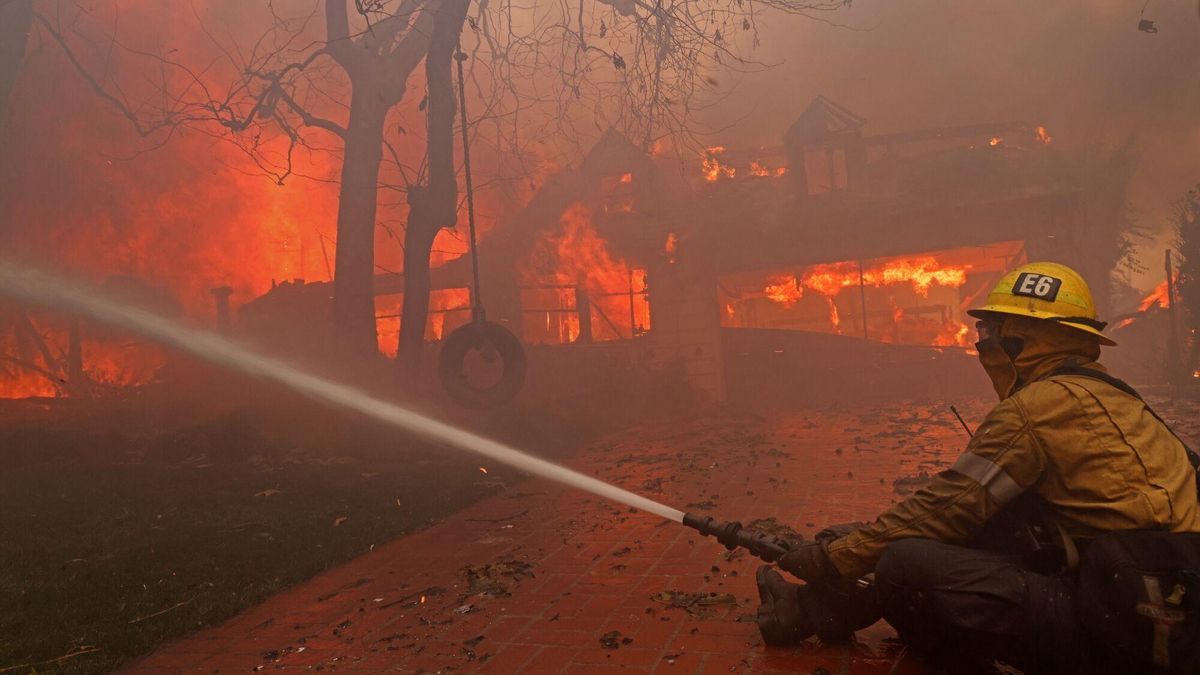 08/01/2025 Imagen de archivo de un bombero durante las labores de extinción de los incendios en Los Ángeles. SOCIEDAD INTERNACIONAL Jonathan Alcorn/ZUMA Press Wire/ DPA