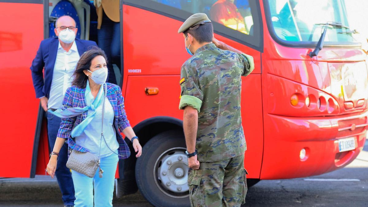 La ministra de Defensa, Margarita Robles, durante una visita a las instalaciones del Acuartelamiento El Fuerte, en Breña Vieja