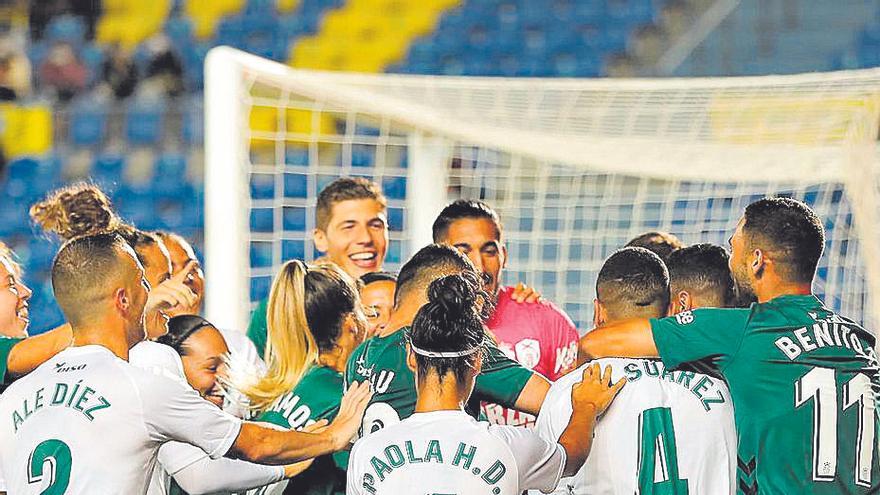 Los futbolista de UD y Granadilla hacen un piña tras un gol.