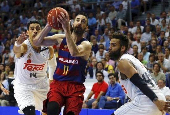 El Madrid derrota al Barça i guanya la Lliga ACB.