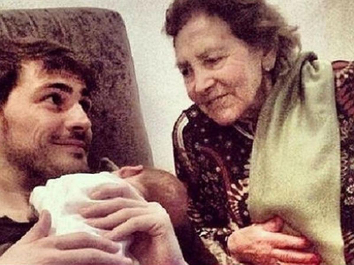 Iker Casillas, amb Martín als braços i la seva àvia. Iker Casillas, amb Martín als braços i la seva àvia.