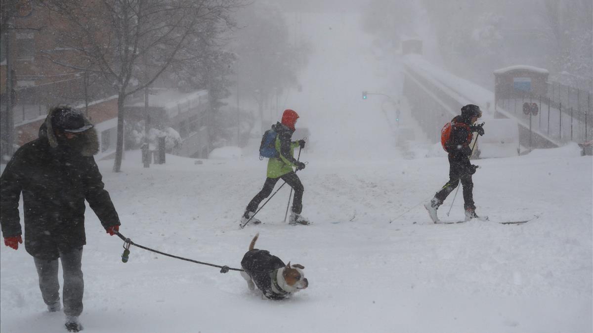  Viandantes en una calle cubierta de nieve en Madrid  este sábado  La Comunidad de Madrid ha despertado este sabado cubierta con una espesa manta de nieve 