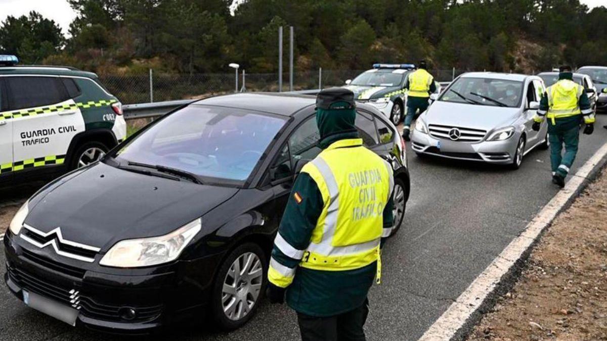 La Guardia Civil ya multa vigila miles de maleteros de coches para comprobar que lleves este artilugio siempre