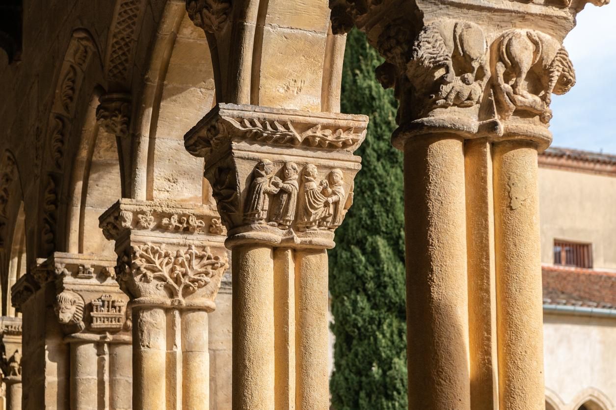 Los capiteles de las columnas ensconde escenas medievales
