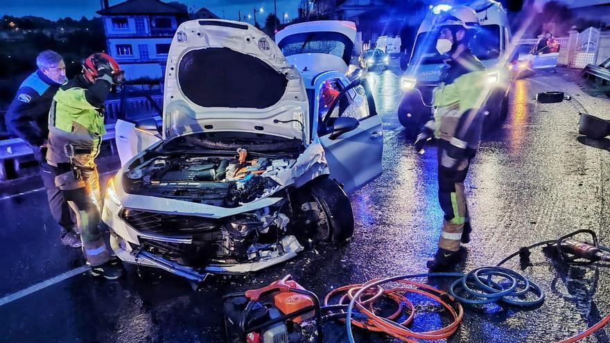 Bomberos y Policía Local, junto a uno de los coches implicados