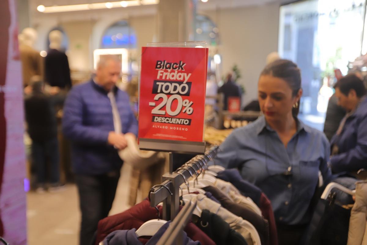 Descuentos por el Black Friday en una tienda de ropa de Córdoba.