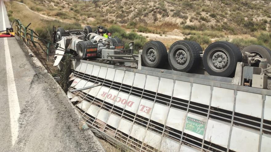 Muere el camionero que estaba atrapado en la cabina del vehículo tras caer por una rambla en Lorca