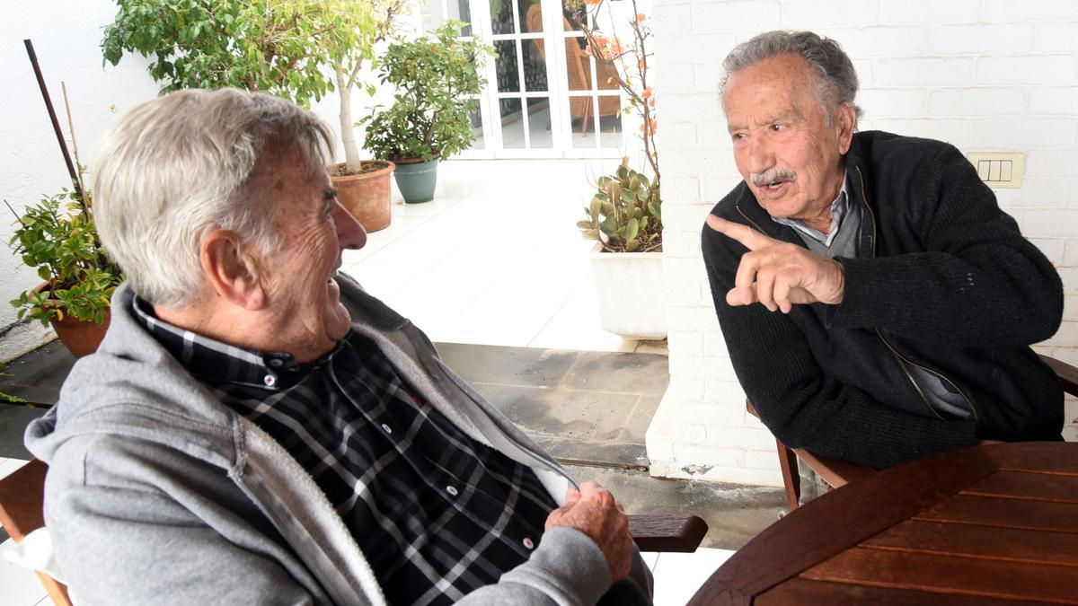 Juan Viñas Alonso, en una conversación con el otro padre del Carnaval moderno, Manuel Hermoso.