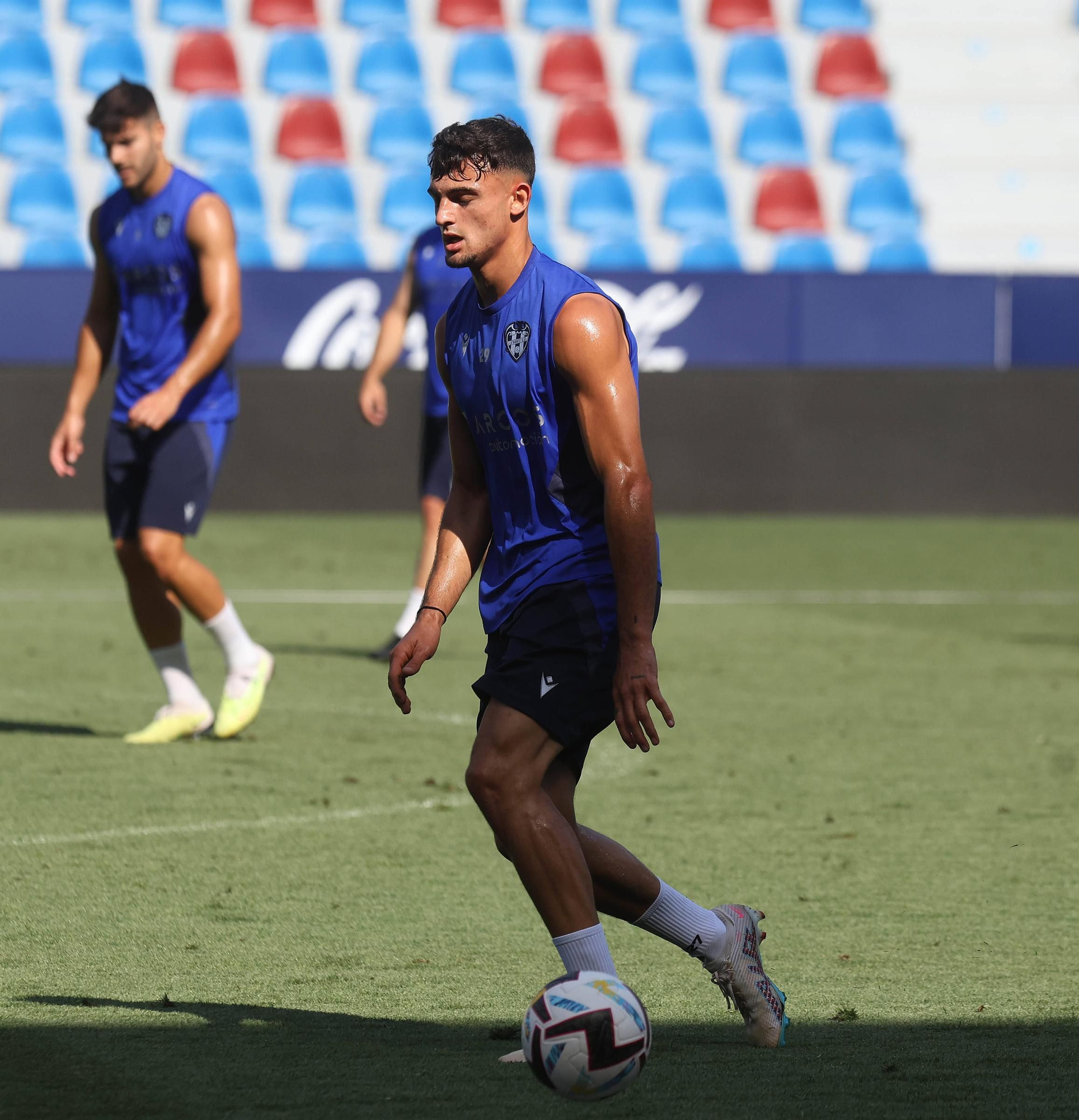 Ambiente de Primera en el entrenamiento a puertas abiertas