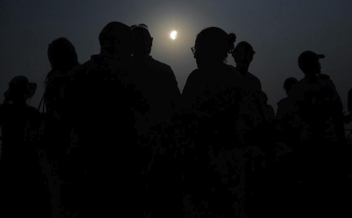 El eclipse dejó imágenes como esta, en los Paseos de La Mota de Benavente. | JOSE LUIS FERNÁNDEZ