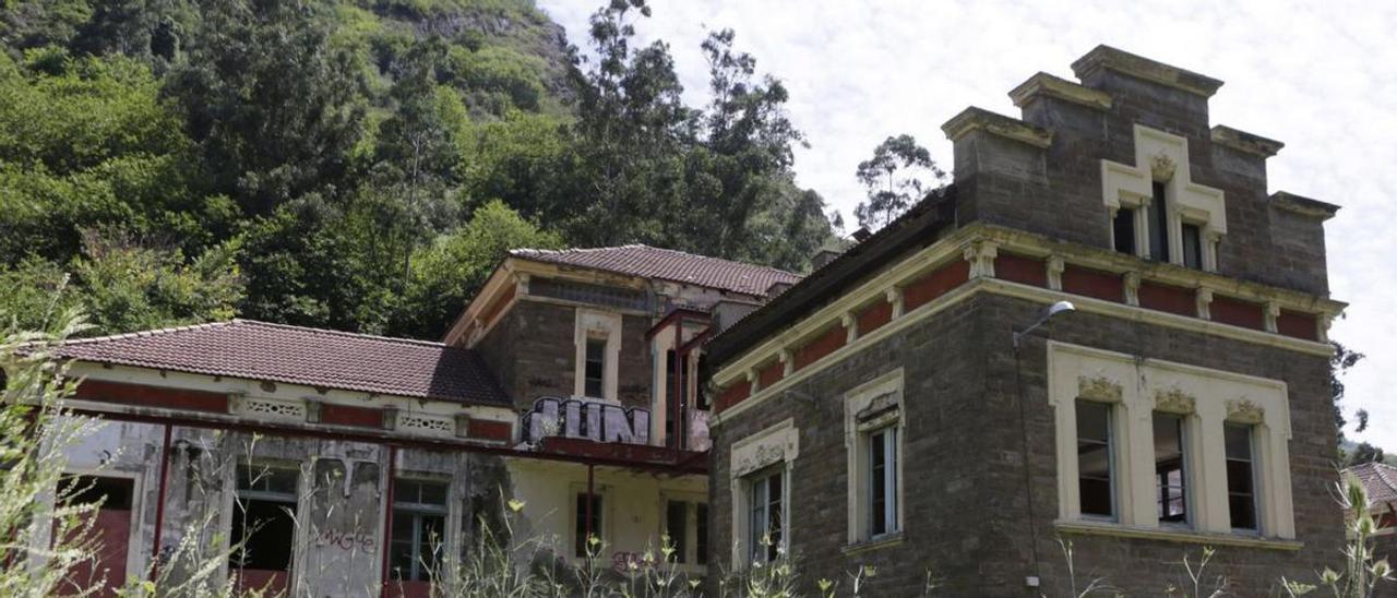 El sanatorio de Bustiello, en el poblado minero. | Fernando Rodríguez