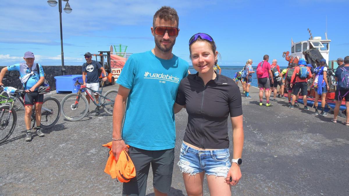 Pedro Rodríguez y Tereza Tvaruzkova al recoger sus bicis en La Graciosa este sábado.