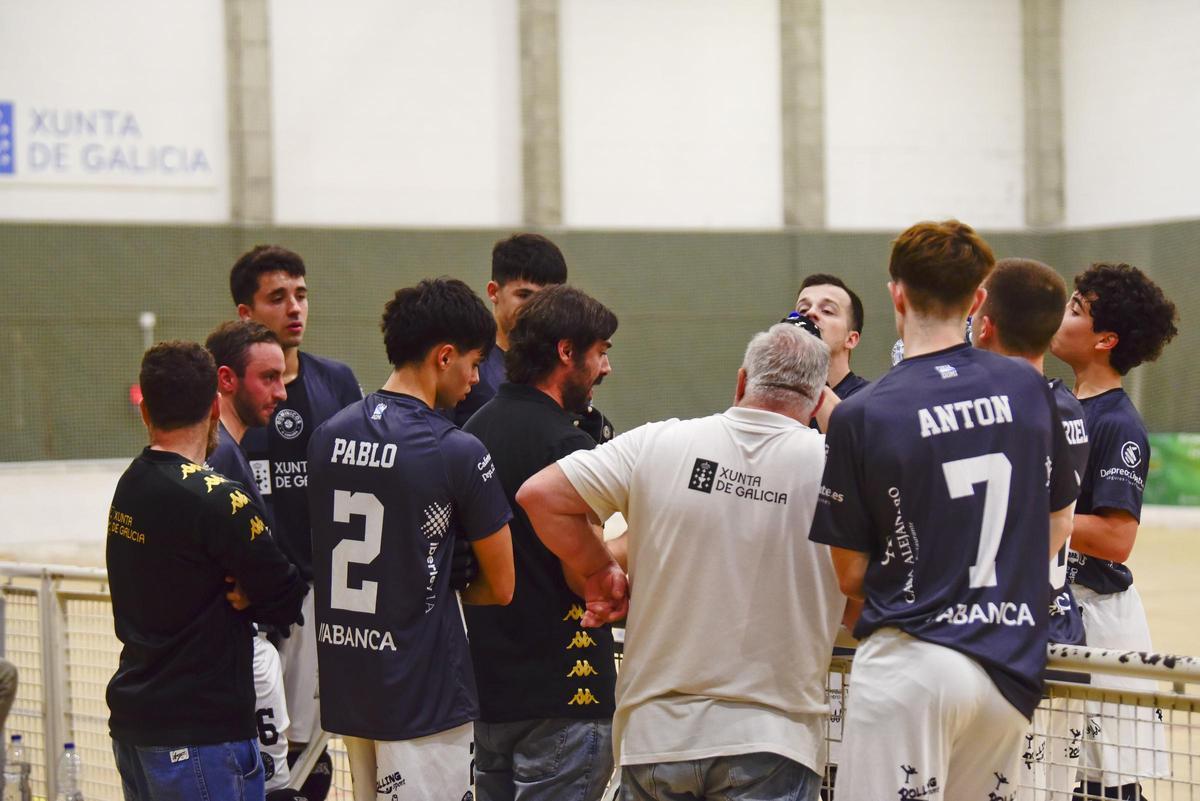 Pablo Togores, junto a sus pupilos en un partido del Dominicos.