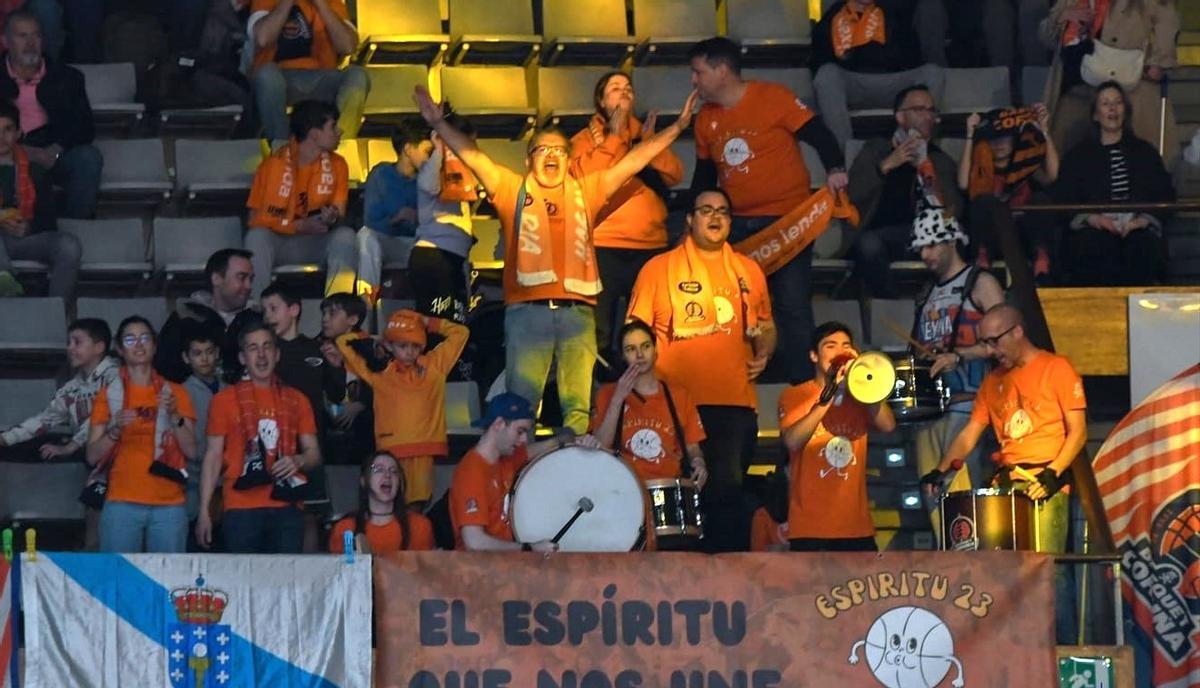 El grupo Espíritu 23 anima al Leyma en un partido del Coliseum.
