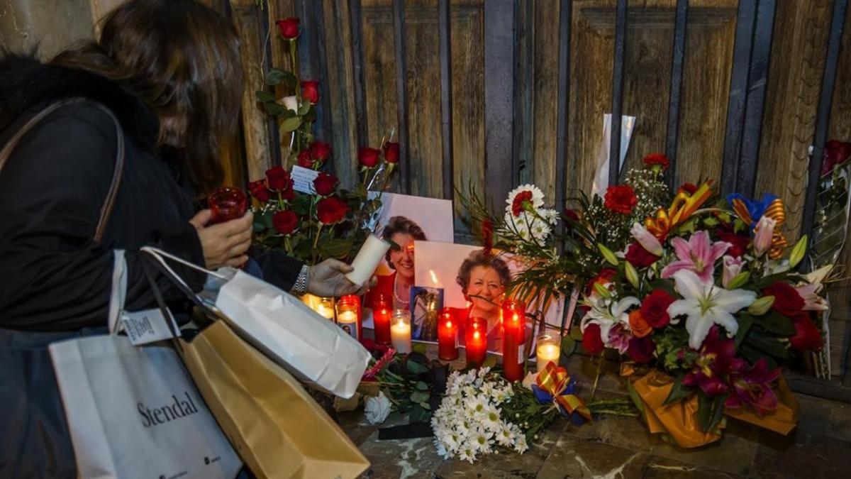 Altar improvisado en recuerdo a Rita Barberá, ante el Ayuntamiento de València.