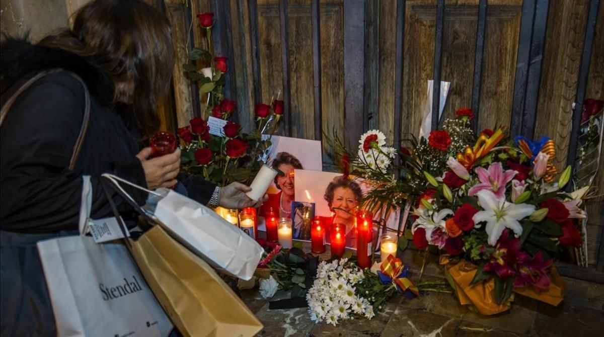 Altar improvisado en recuerdo a Rita Barberá, ante el Ayuntamiento de València.