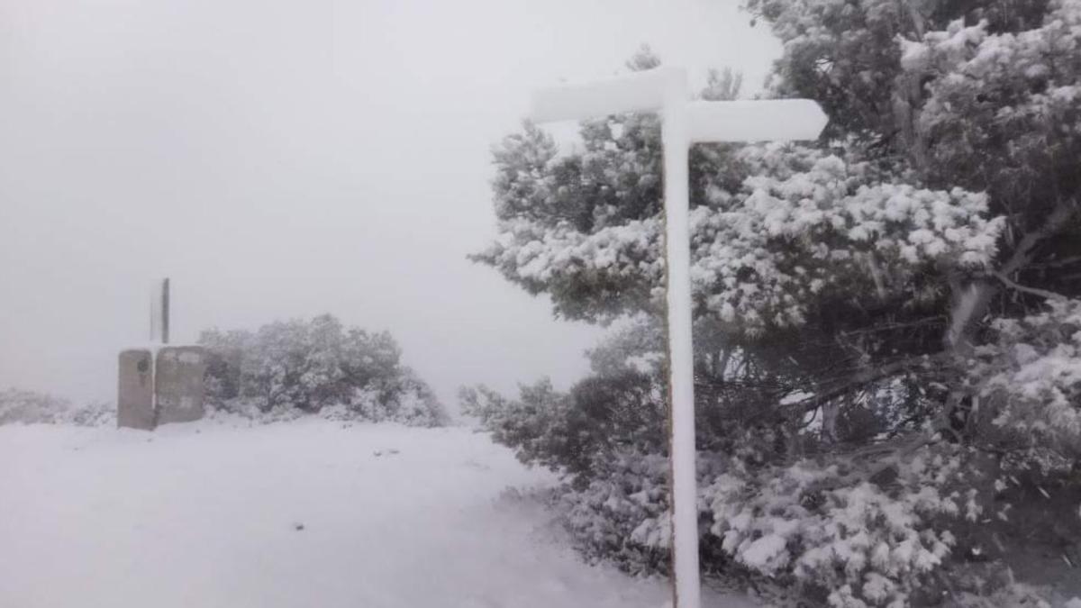 El Despenyador cubierto de nieve en unas imágenes de este miércoles
