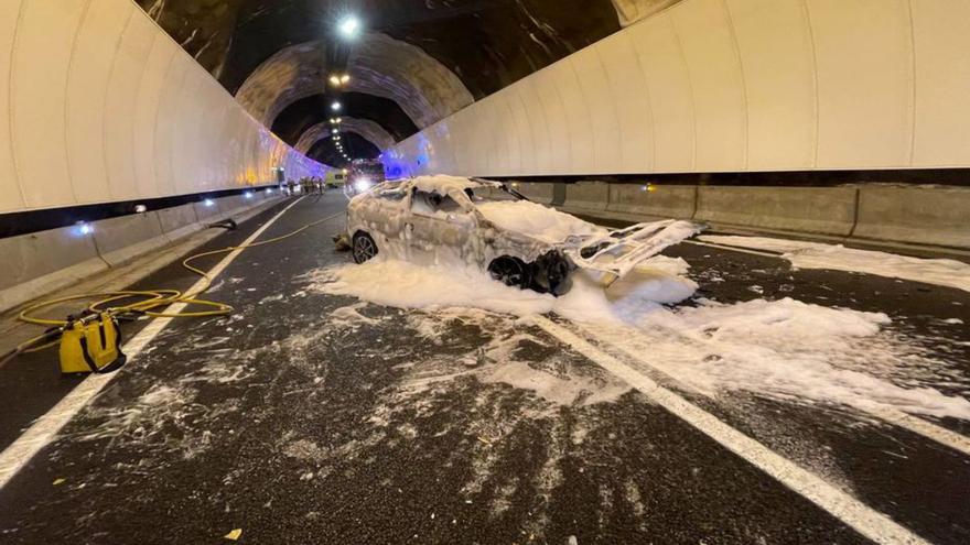 Un vehicle s’incendia en un túnel de la C-14