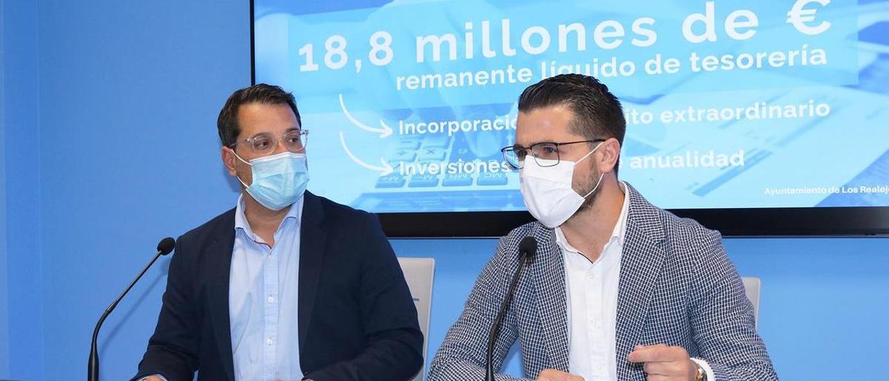 Adolfo González (PP) y Darío Pérez (PP) tras la rueda de prensa de este martes 22 de febrero de 2022, en la sala de prensa del Ayuntamiento realejero.