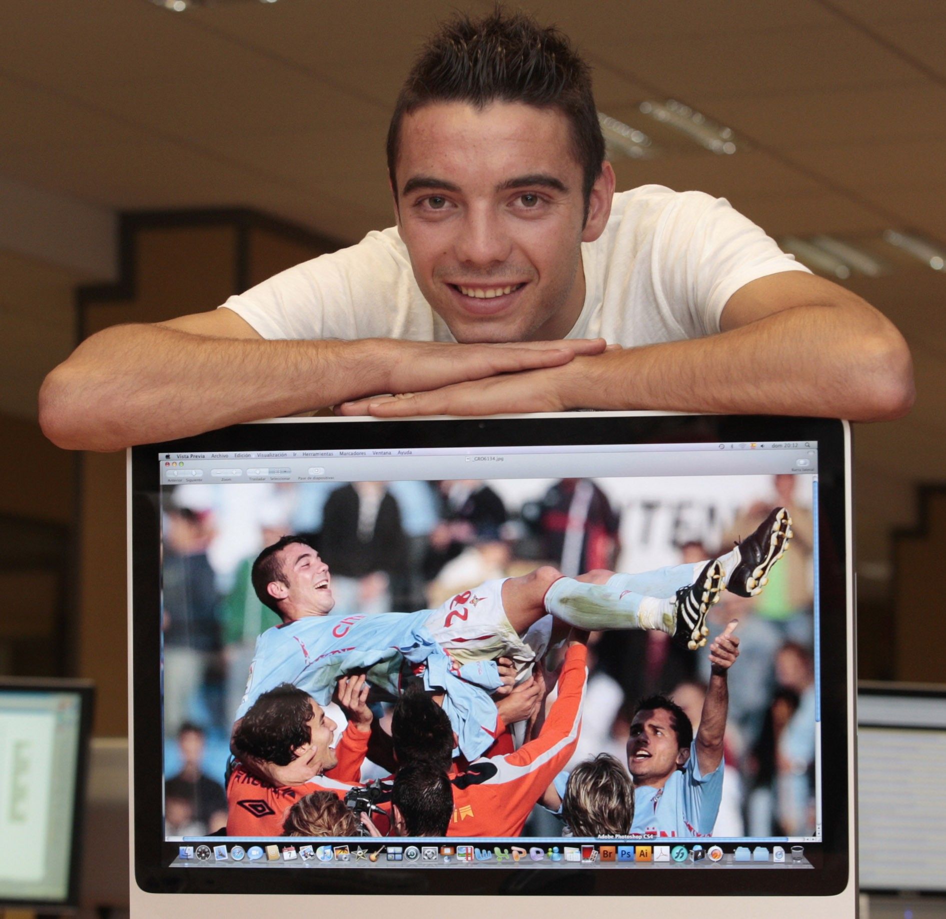 IAGO ASPAS 8-6-09 Ricardo Grobas Tras su salvador debut ante el Alav�s, en la redacci�n de FARO posando con una de las fotos para la historia.jpg