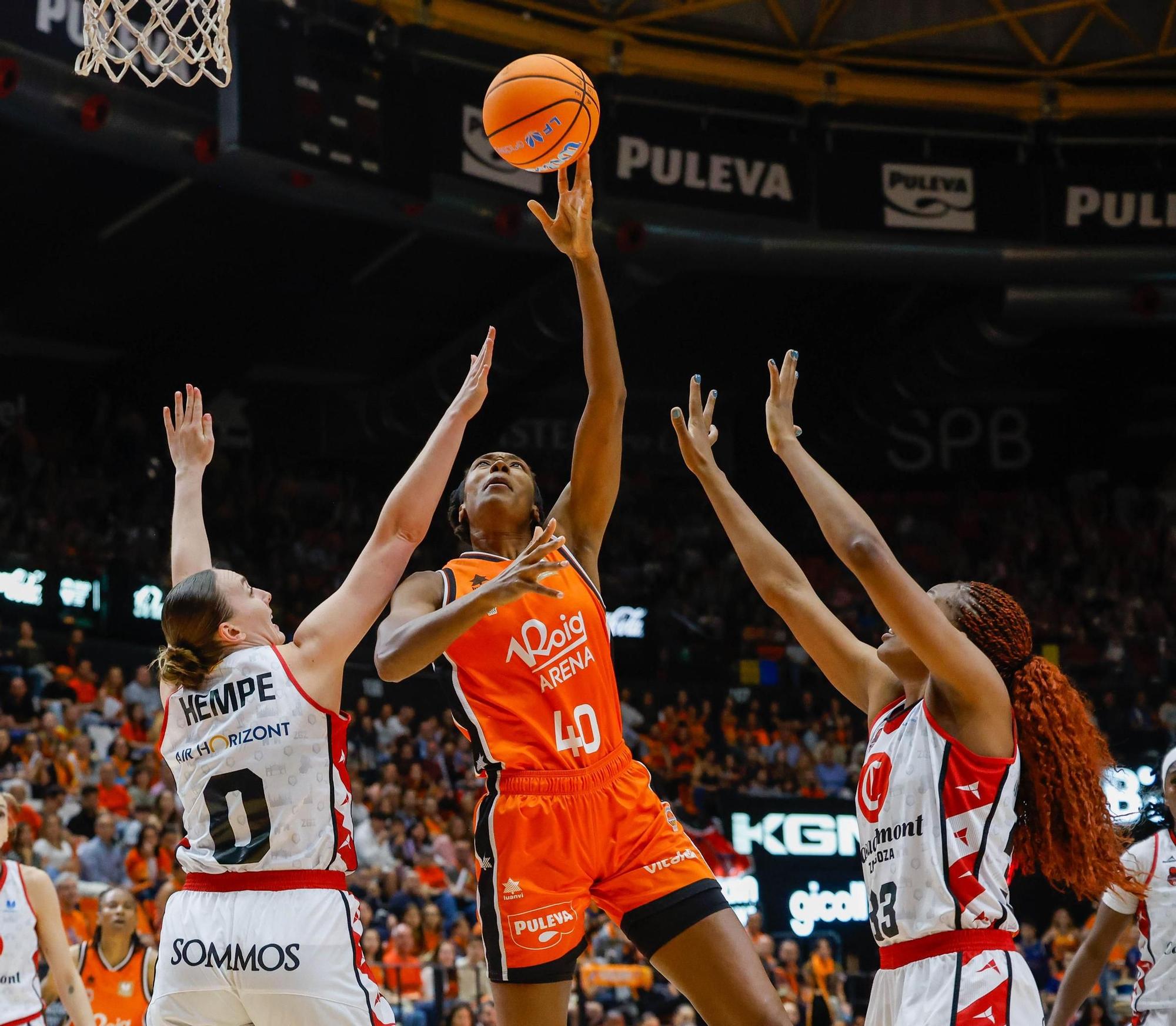En imágenes | Primer partido de la final entre Valencia Basket y Casademont Zaragoza