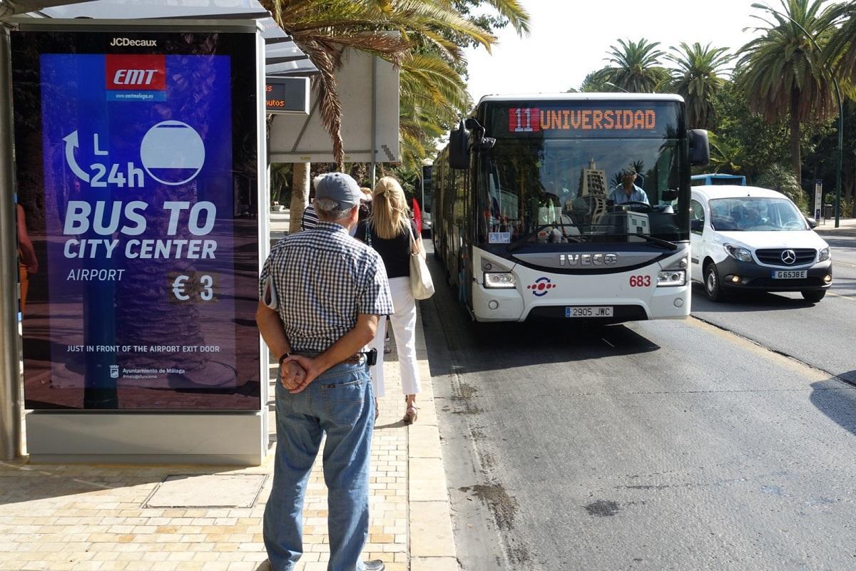 Un autobús de la EMT en el Paseo del Parque de Málaga.