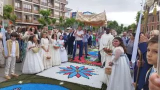 Posada de Llanes alfombra sus calles por la celebración del Corpus