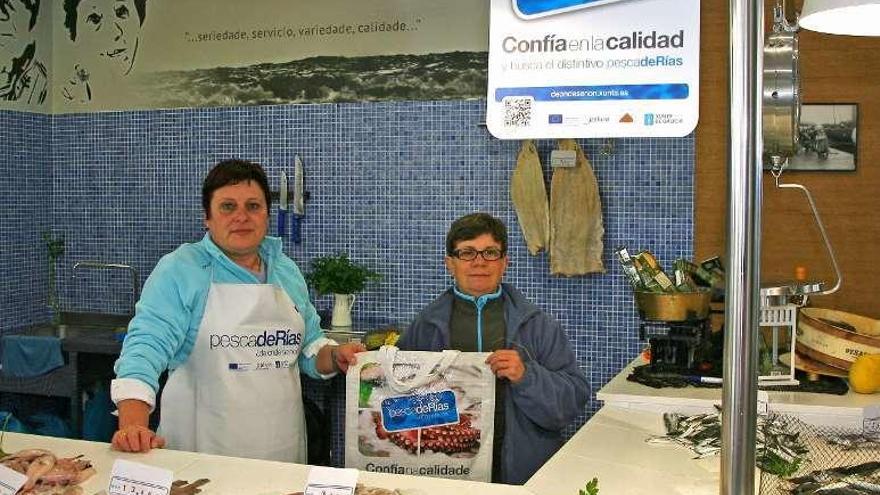 Entrega del premio a una de las ganadoras, ayer. // Bernabé / Víctor Espiño