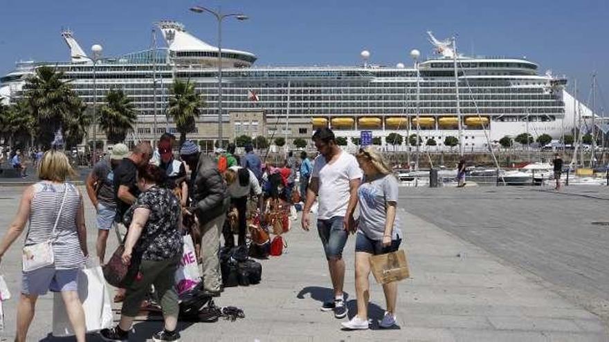 El &quot;Navigator of the Seas&quot;, ayer, en el puerto de Vigo. // J. Lores