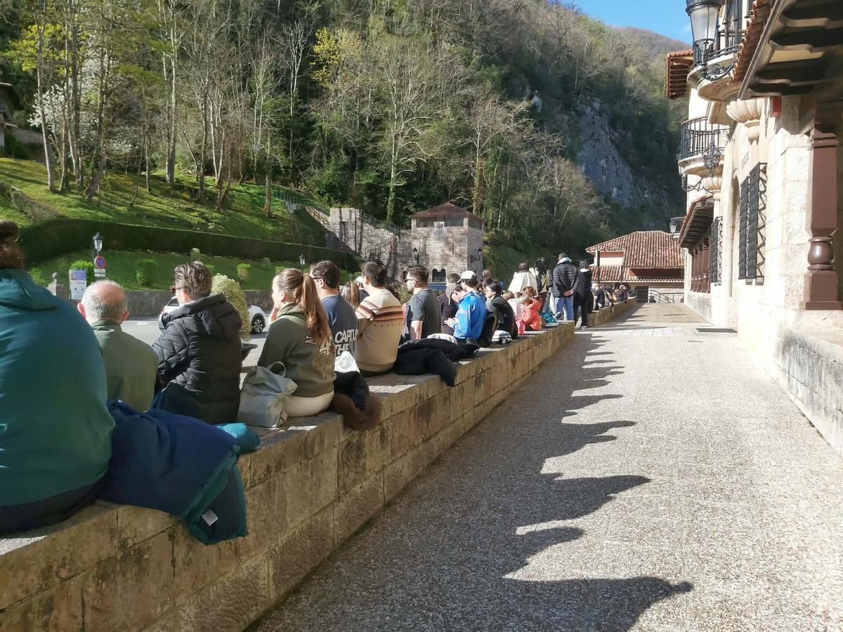 Turistas en Covadonga a la espera de algun taxi-lanzadera para subir a Los Lagos (10.30 de la maana) Turistas en Covadonga a la espera de algun taxi-lanzadera para subir a Los Lagos (10.30 de la maana)