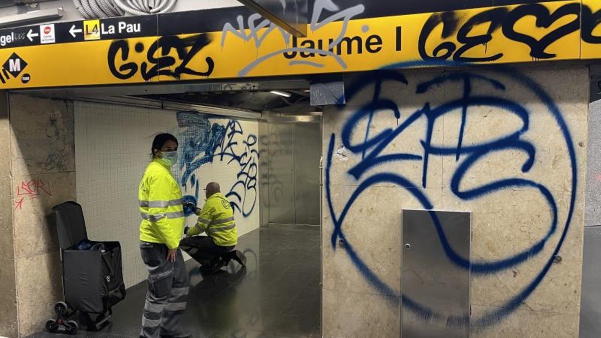 Así ha quedado la estación de metro de Jaume I después del acto vandálico