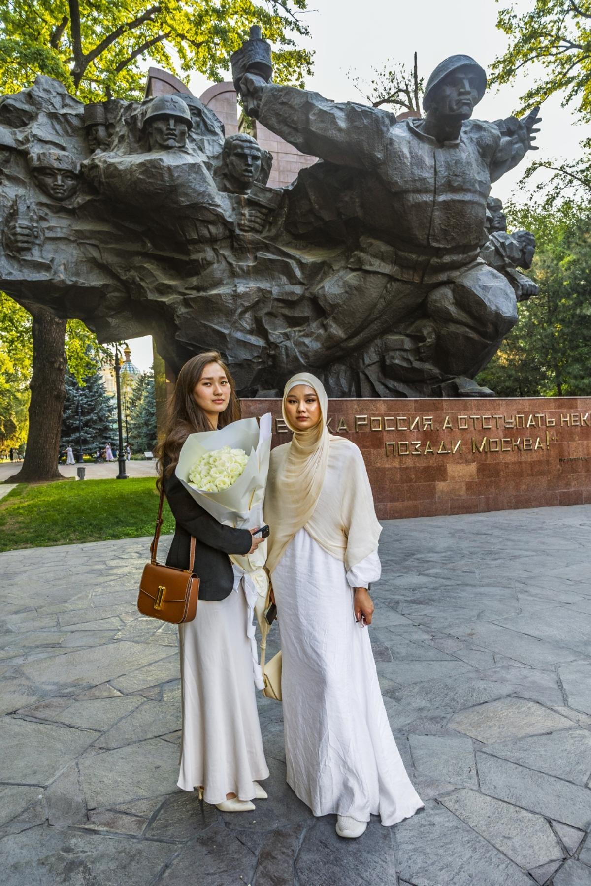 Monumento a la Segunda Guerra Mundial en el Parque Panfilov de Almaty.
