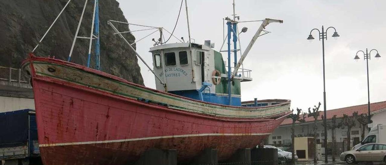 El barco &quot;Brisas de Lastres&quot;, varado en el puerto de la localidad colunguesa.