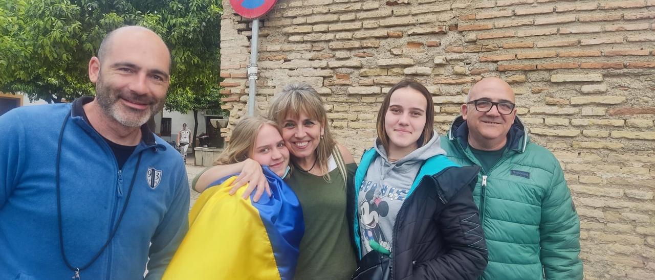 Los guardia civiles, con Mari Ángeles, que abraza a Anna y a Nastasya.