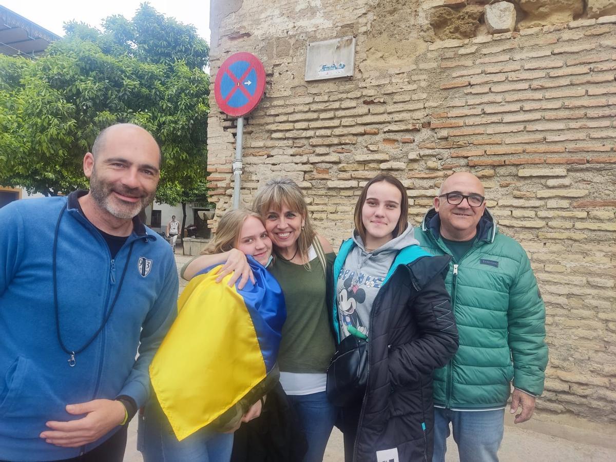 Los guardia civiles, con Mari Ángeles, que abraza a Anna y a Nastasya.