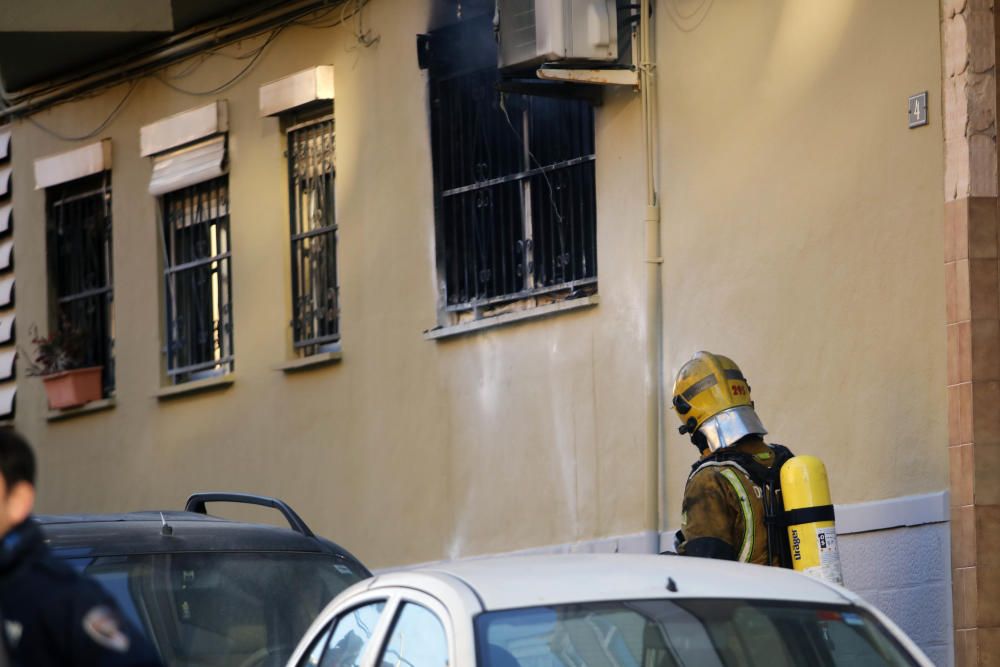 Un intoxicado y 30 desalojados por un incendio en un piso en Palma