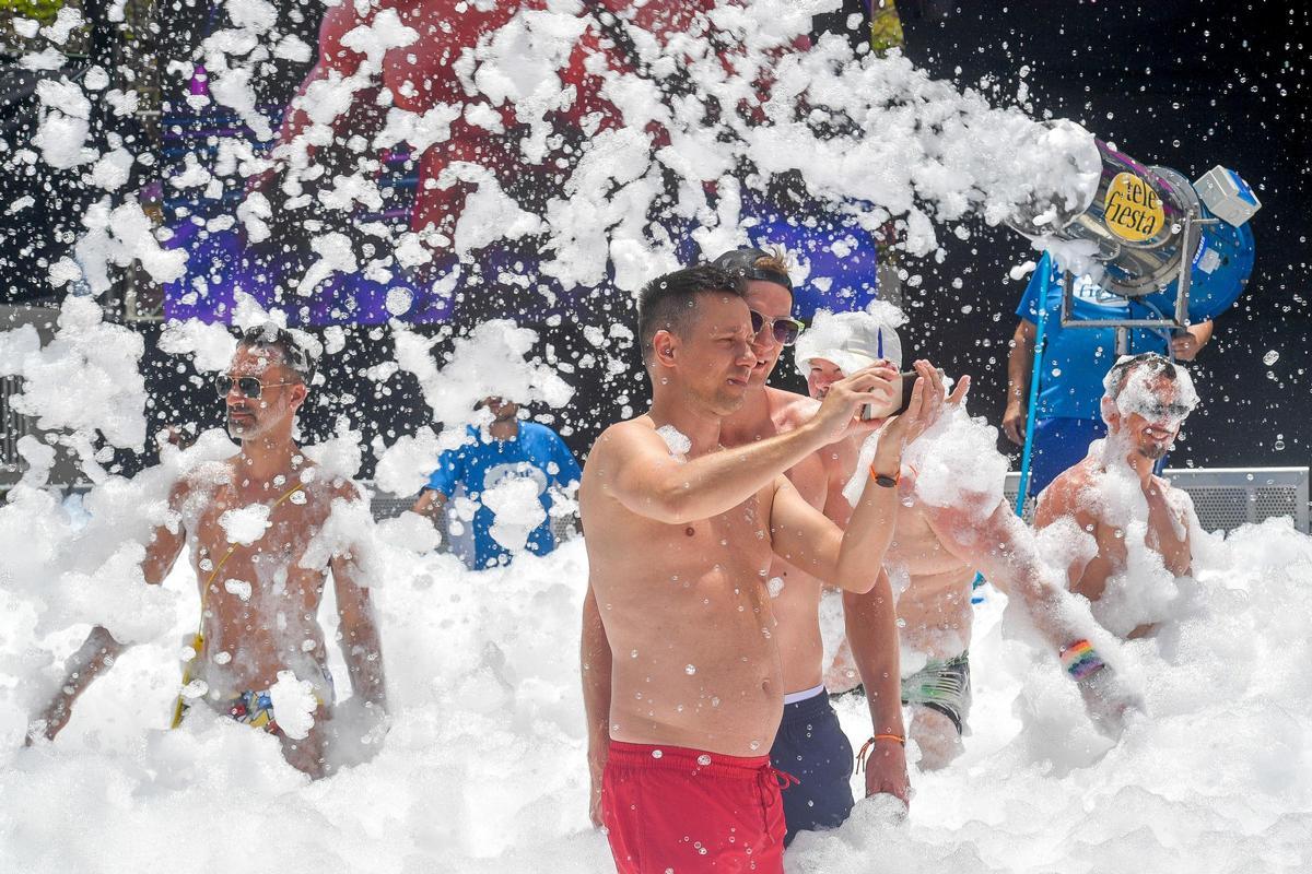 Fiesta de la espuma en el Maspalomas Pride 2024