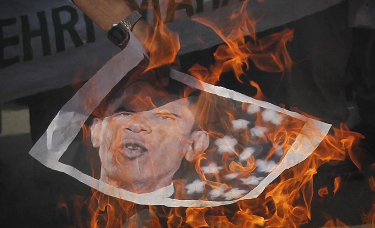 Un manifestant sosté una imatge del president Barack Obama abans de cremar-la durant en una manifestació anti-nord-americana a Multan (Pakistan).