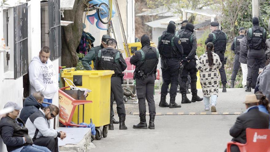 Diez detenidos y armas y drogas intervenidas en un golpe al narcotráfico en el poblado de O Vao