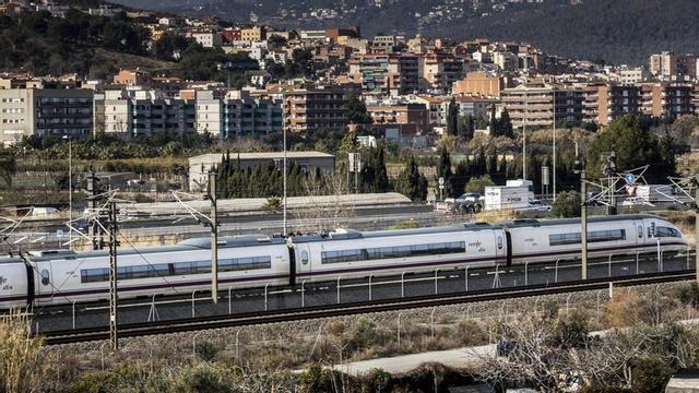 Un tren d’alta  velocitat circula  a l’altura del  Parc Agrari del Baix Llobregat a Sant Vicenç dels Horts. | FERRAN NADEU