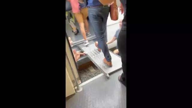 Insólito transbordo de tren a tren con pasarelas de seguridad en la línea C2 tras una avería en l'Énova