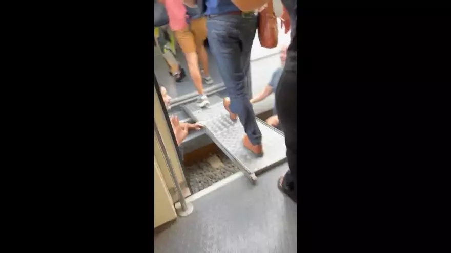 Insólito transbordo de tren a tren con pasarelas de seguridad en la línea C2 tras una avería en l'Énova