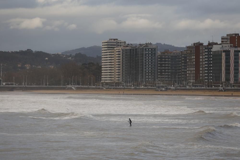 El tiempo en Asturias: borrasca Cecilia en Gijón