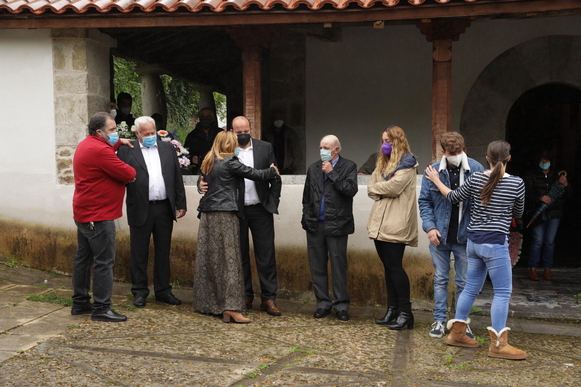 Emotivo funeral por Teresa Aladro, asesinada en Laviana por su exmarido