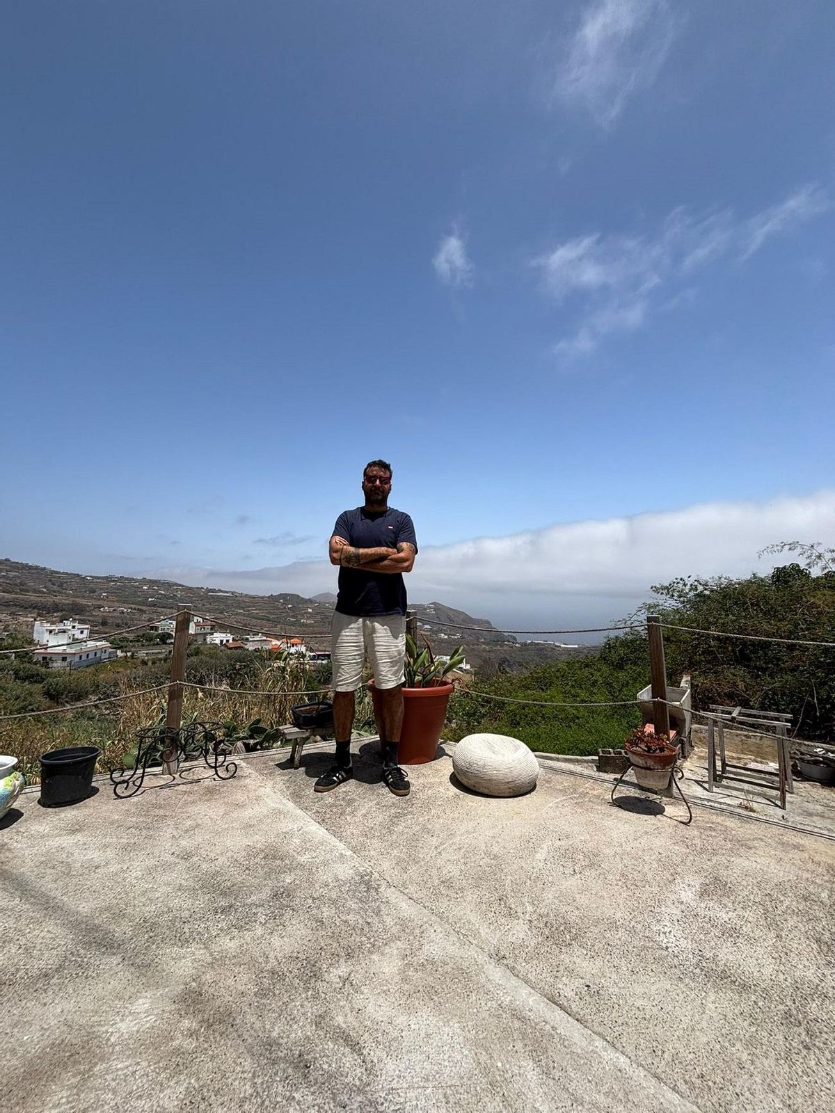 Xabier Maldini en los jardines de su hogar en Moya.