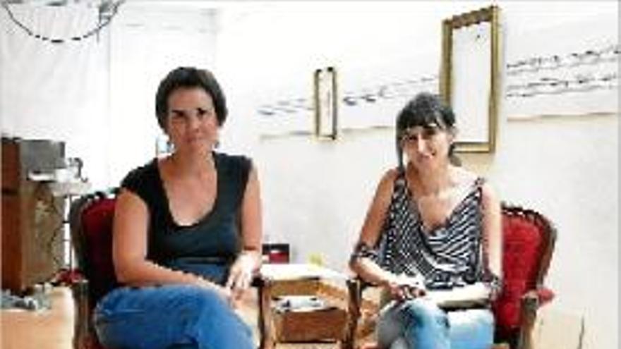 Laura Casaponsa (esquerra) i Cristina Zafra, a la sala de la Casa Lluvià