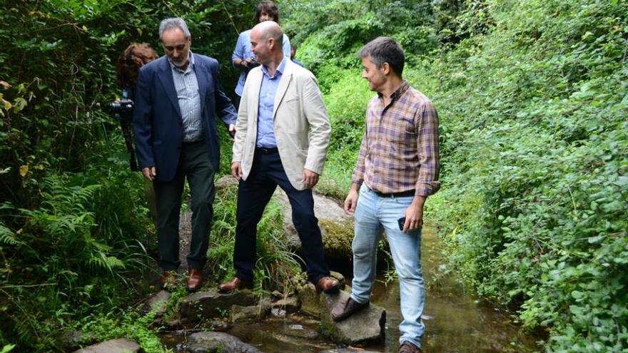 El delegado de la Xunta, José Manuel Cores Tourís, con Félix Juncal y Martín Villanueva en el río Bispo. Gonzalo Núñez